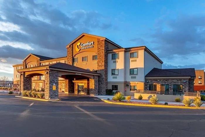 Comfort Inn & Suites Page at Lake Powell at sunset, with a stone-clad entrance