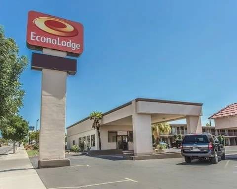 Econo Lodge sign and covered entrance on St. George Boulevard under a clear blue sky